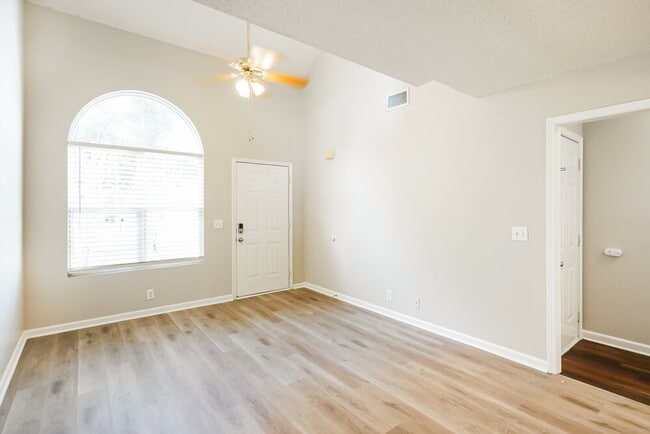 Building Photo - 1464 Rochester Dr