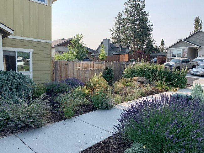Building Photo - 3 Bedroom + Huge Bonus Room in NW Bend
