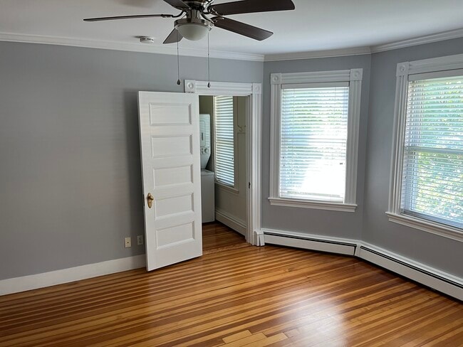 Building Photo - 127 Linden St