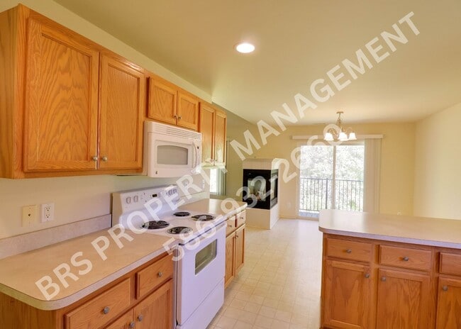 Building Photo - Shelby Twp 2 bedroom, 2 bath condo for lease.