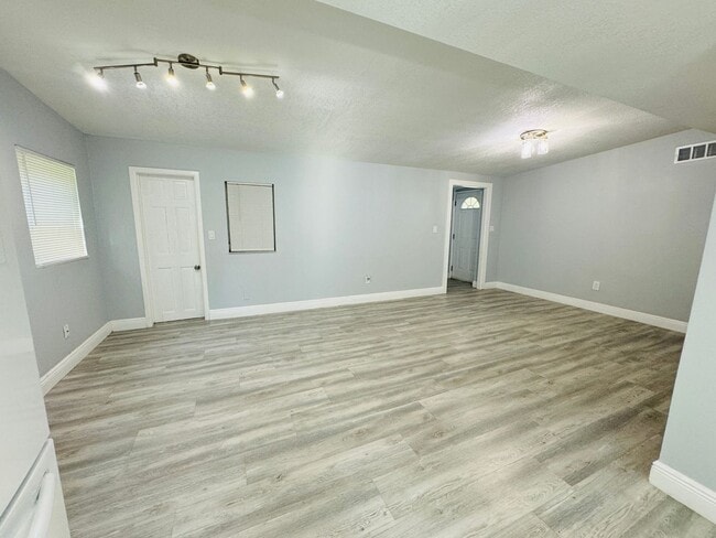 Foto del edificio - GORGEOUS 3 Bedroom and 2 Bathroom Home in ...