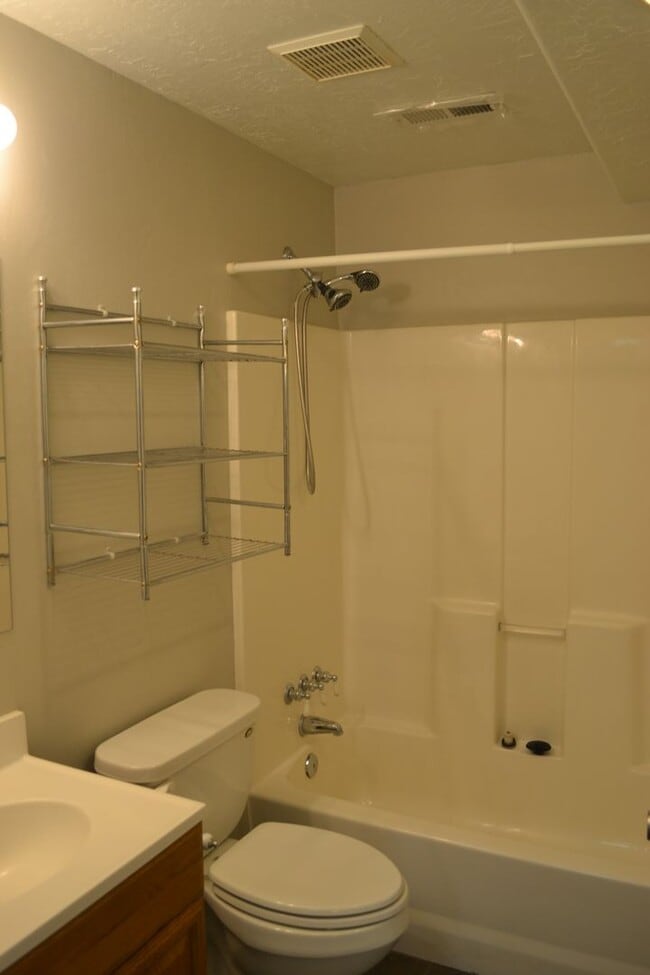 Building Photo - 2BR Apartment Close to Daybreak Marina and...
