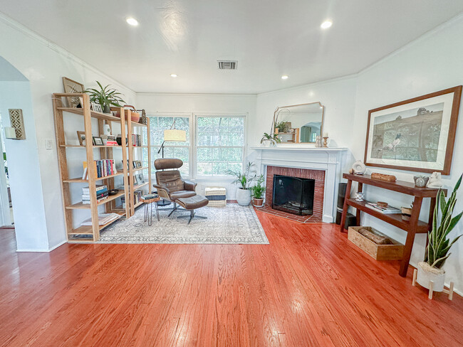 Living Room - 4023 Murietta Ave