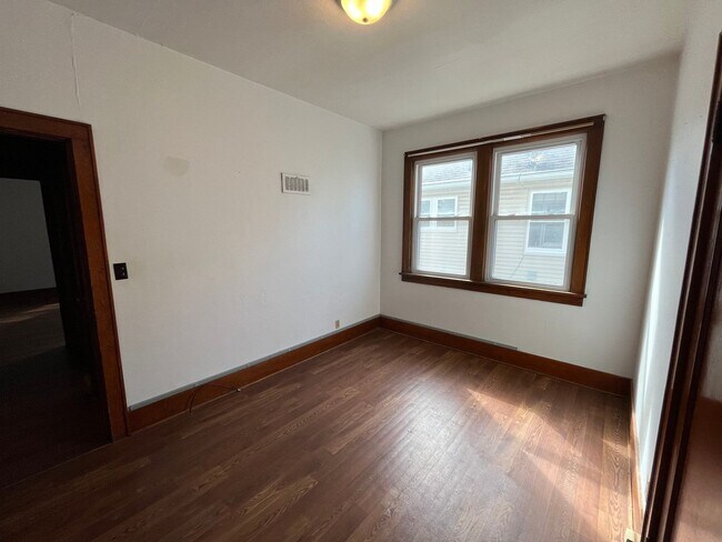 Building Photo - 5 Bedroom 3 Bath House in Roxana