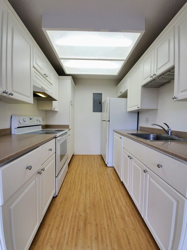 Foto del edificio - Available now : A 2 Bedroom, 1 bathroom with 1 assigned parking stalls at Royal Palm in Waipio