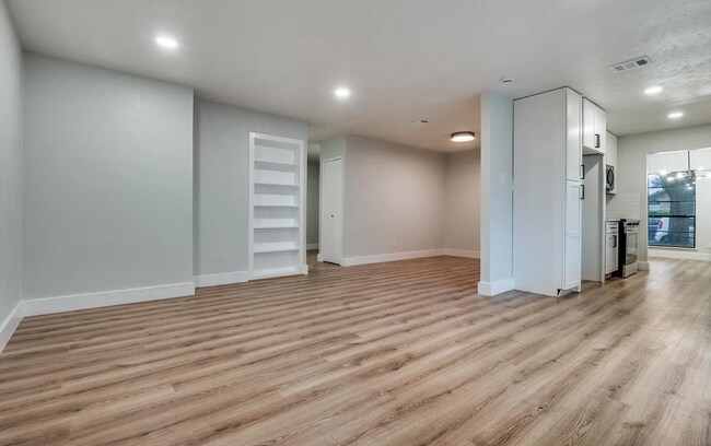 Foto del edificio - 7310 Chinaberry Rd