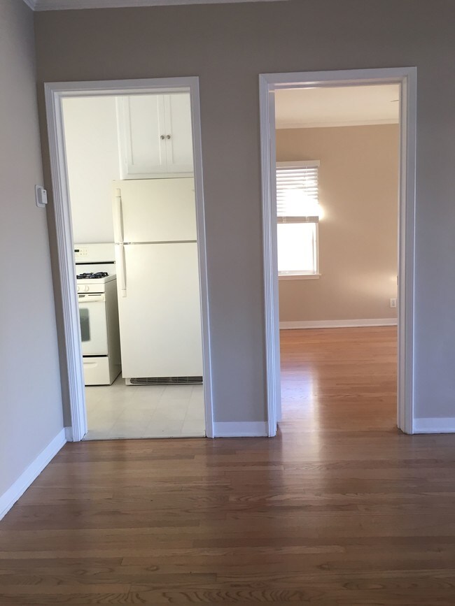 kitchen/bedroom - 3857 Hollypark Pl