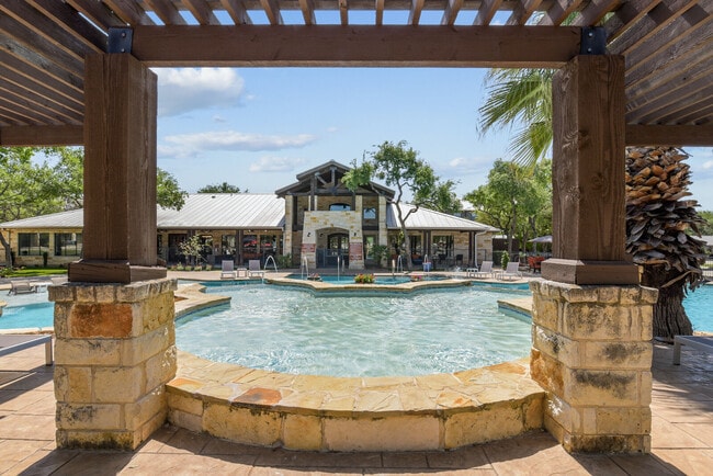 Building Photo - Platinum Shavano Oaks