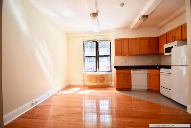 Building Photo - 115 W 71st St