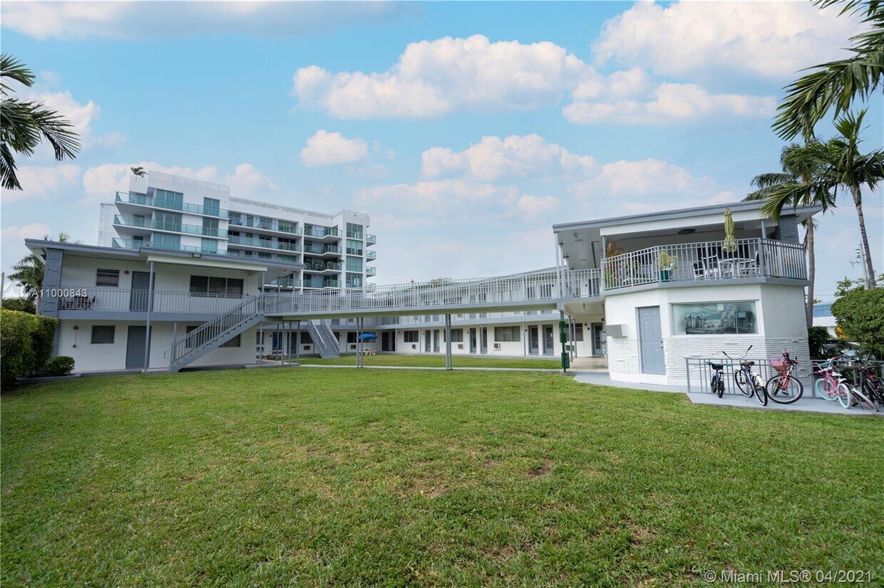 Foto principal - 10200 E Bay Harbor Dr