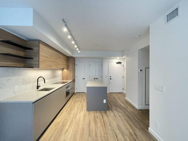 Building Photo - 10448 University Dr