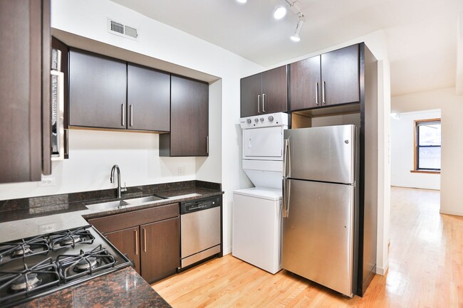 Foto del edificio - Nice Wicker Park 2 Bed. Big Bedrooms. All New. Close to the EL. Laundry. Free Internet. Patio Space.