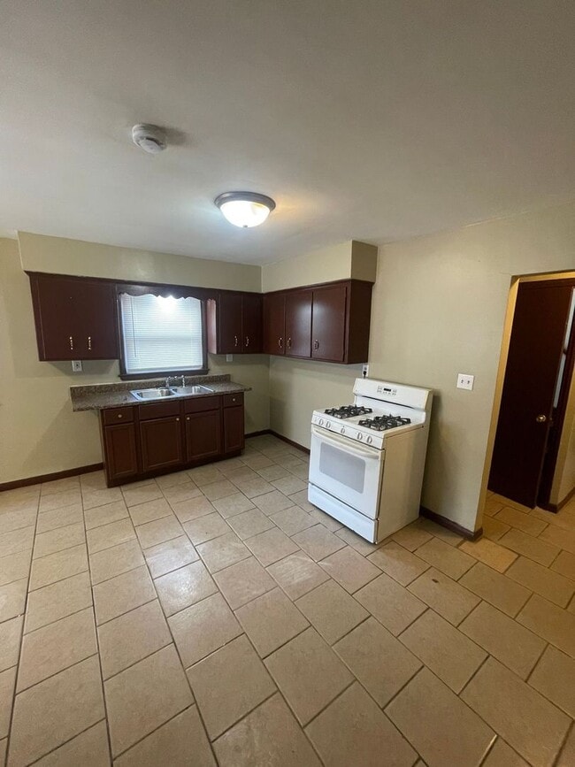 Building Photo - 3 Bedroom Single Family