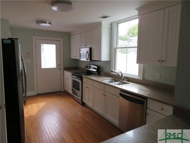 Building Photo - 105 W 31st St