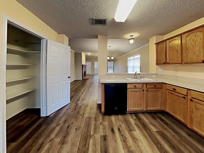 Foto del edificio - 4105 Freedom Ln