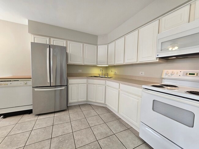 Building Photo - 837 Lathrop Ave