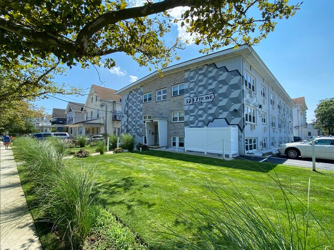 Building Photo - 320 7th Ave