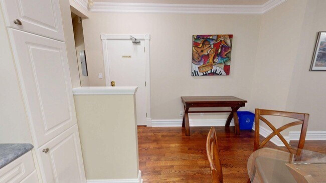Photo du bâtiment - RENOVATED TWO BEDROOM APARTMENT IN WOODFIE...