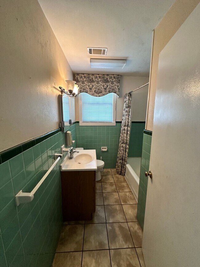 Building Photo - 3 Bed 1 Bath House