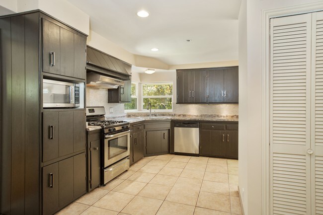 Building Photo - 4130 Hayvenhurst Ave