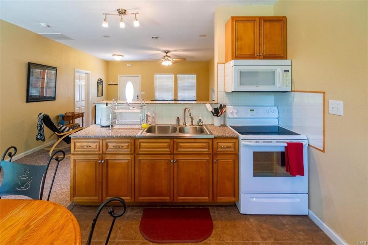 Building Photo - 2 bedroom, 1.5 bath duplex