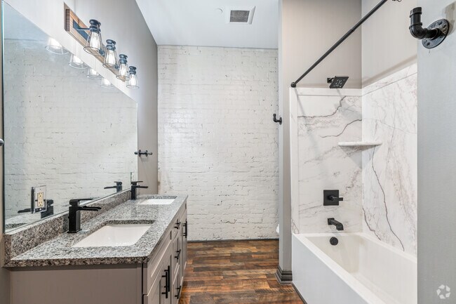 2 habitaciones, 2 baños - 1500 pies cuadrados - Baño - The Lofts on Jefferson