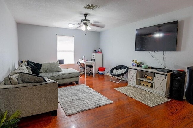 Building Photo - 6820 Petre Dr