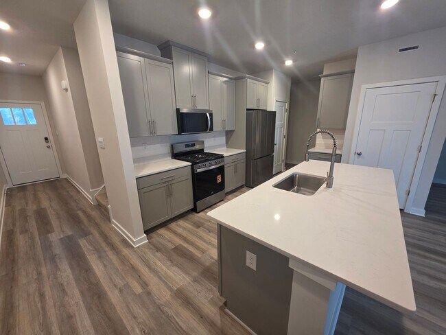 Foto del edificio - Luxury 4-Bedroom Townhome with Finished Walkout Basement & River Views