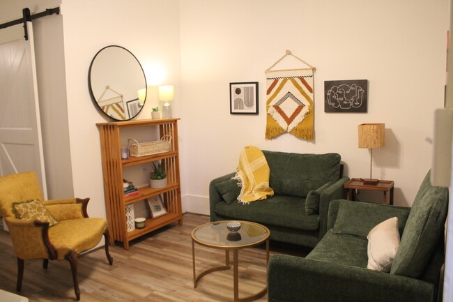 Building Photo - 121 E Pomfret St