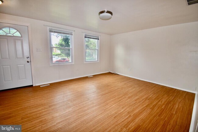 Building Photo - 1730 Heather Ln