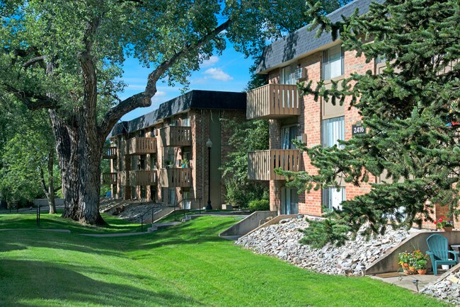 Hyde Park Apartments Colorado Springs Co Hyde Park Grass Lawn Behind Building