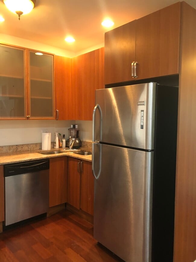 Building Photo - 7206 N Wolcott Ave
