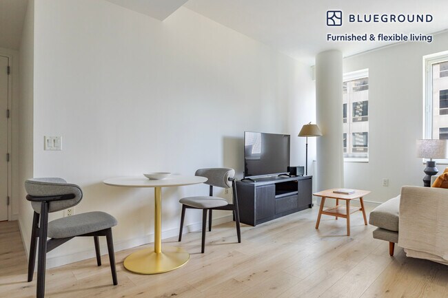 Foto del edificio - 70 W 45th St