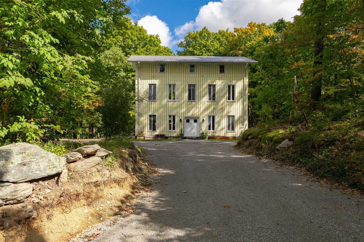 90 Beaver Rd, Red Hook, NY 12571 House Rental in Red Hook, NY