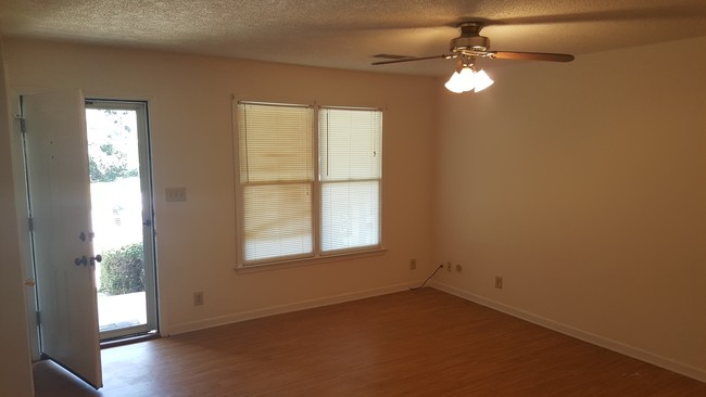 Building Photo - 153-155 Colonial Dr