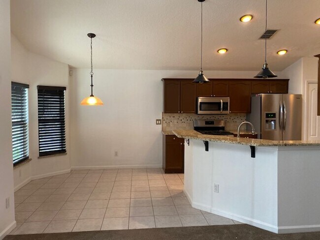 Foto del edificio - Lakefront 3-Bedroom Pool Home in Gated Com...