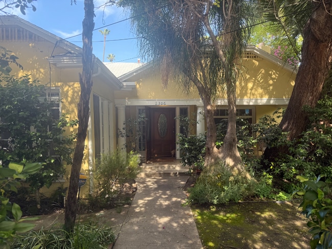 Building Photo - 2306 Beachwood Dr