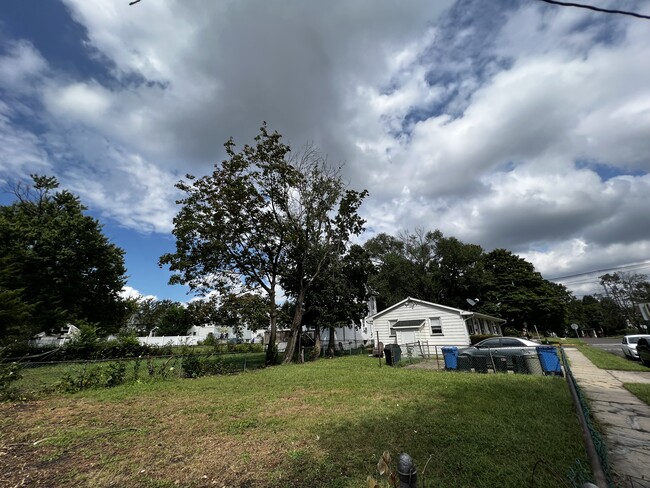 Shared side yard - 100 Folsom Ave