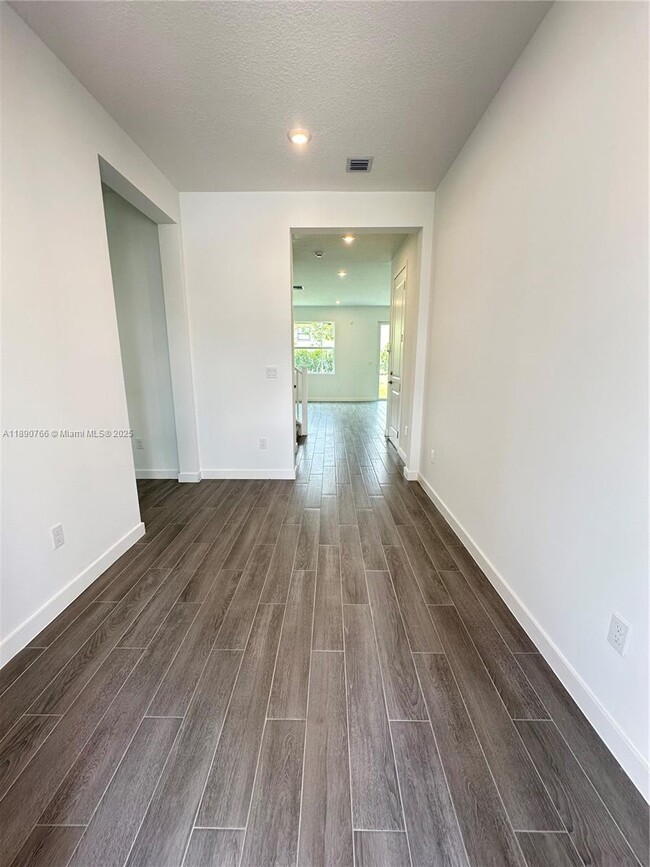 Foto del edificio - 7262 Lenora Ln