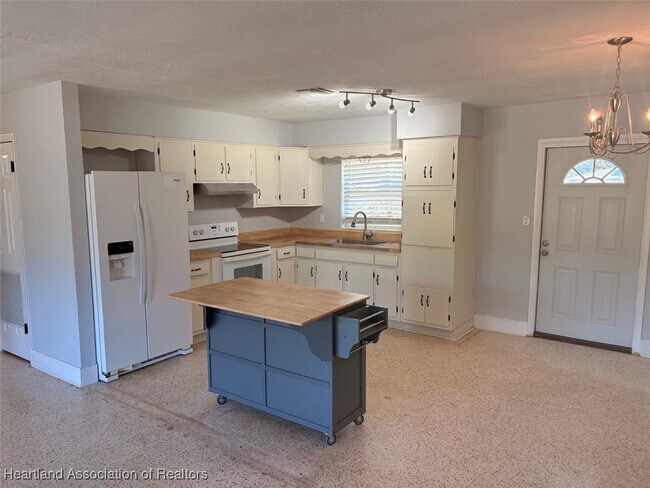 Foto del edificio - 4018 Lakewood Rd