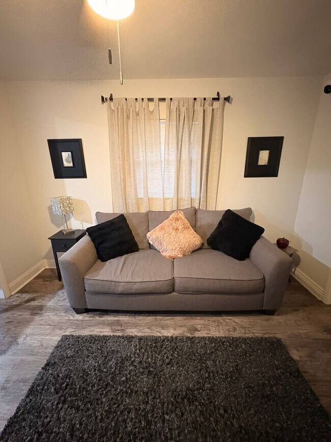 Foto del edificio - 635 Queens Cir