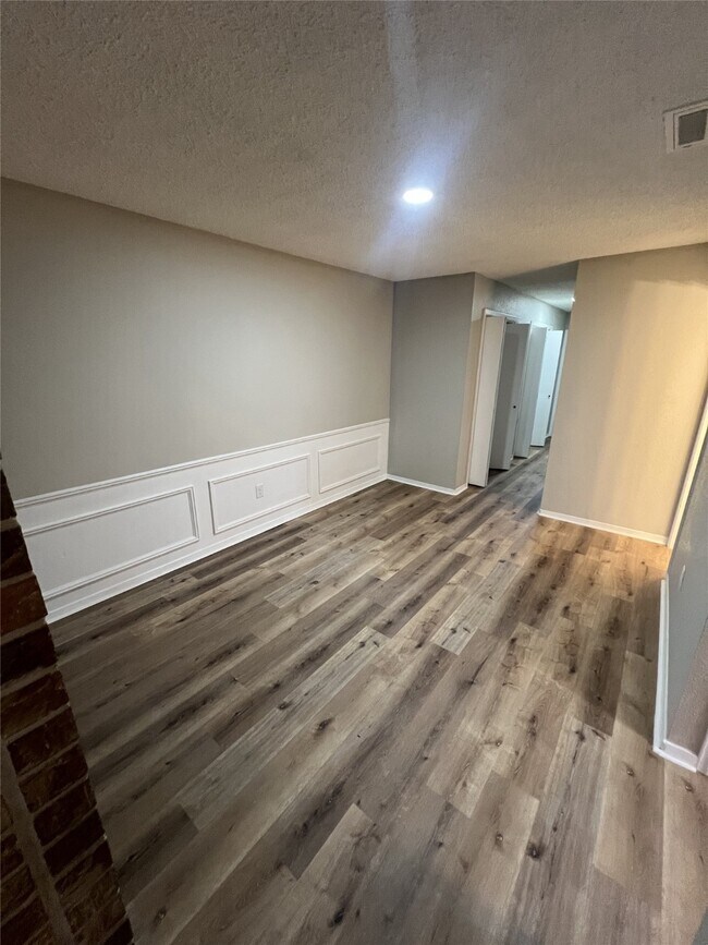 Foto del edificio - 1310 Town Cir