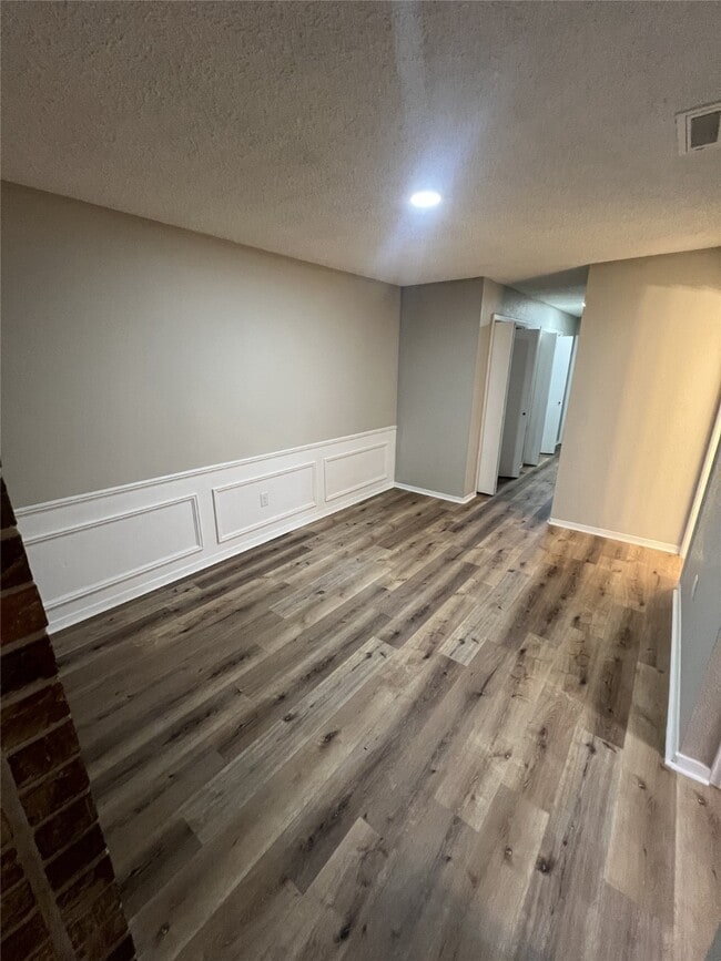 Building Photo - 1310 Town Cir