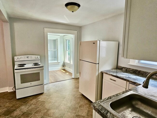 Building Photo - Second Floor 2 BED/1 BATH Apartment