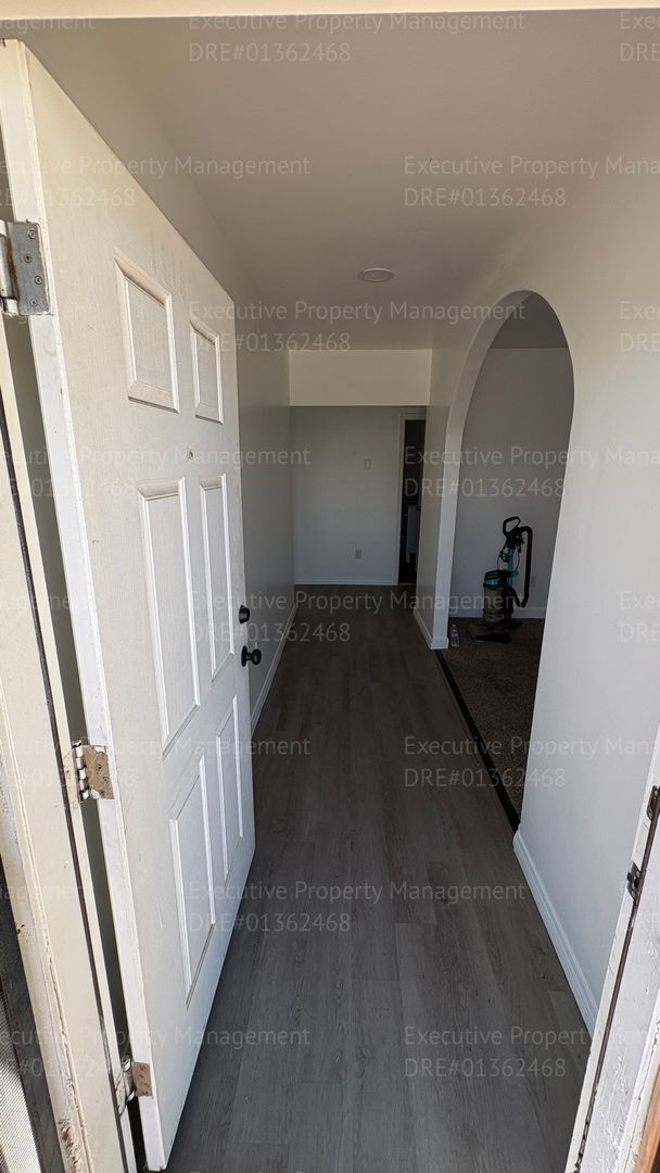 Foto del edificio - 4 bedroom 2 bathroom house in East Bakersfield near park and schools.