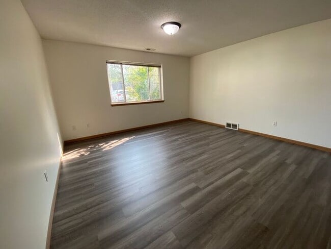 Building Photo - $1,025 | 2 Bedroom, 1 Bathroom Apartment |...