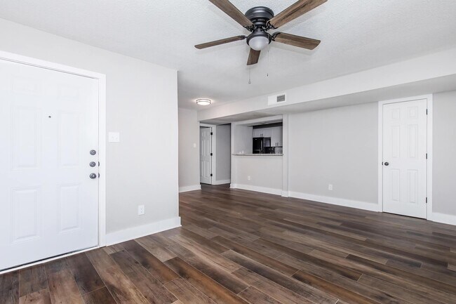 Sala de estar - Bend at Oak Forest Apartments