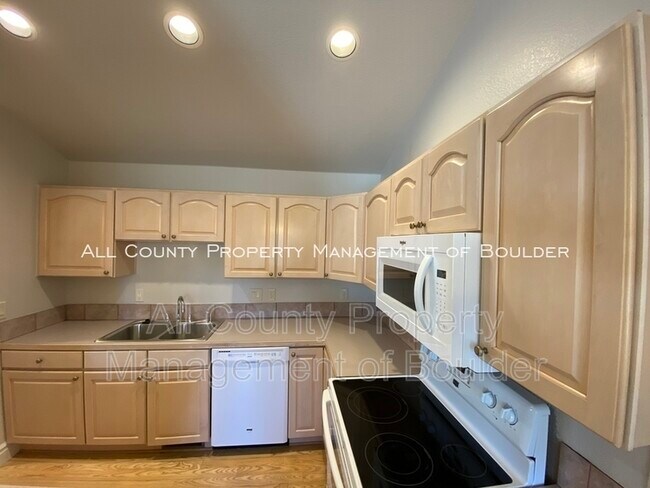 Building Photo - 611 Ridgeview Dr