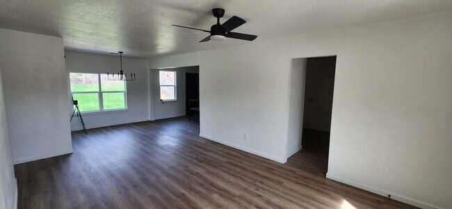 Building Photo - Beautifully Remodeled 3 Bed / 2 Bath Home with Large Backyard