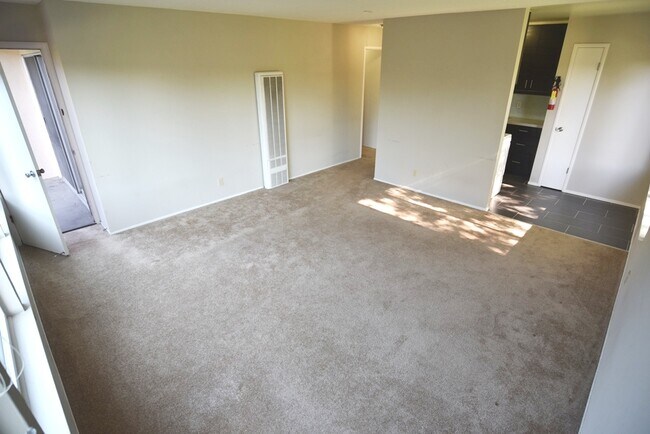 Foto del edificio - 3600 Dimond Ave